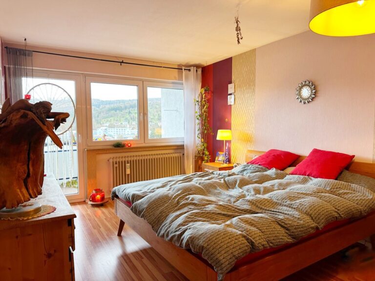 Schlafzimmer mit Balkon im OG