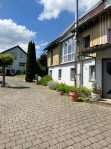 Ansicht mit großem Hof