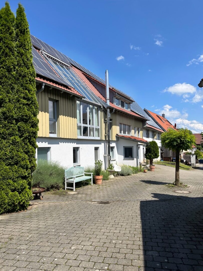 Ansicht mit großem Hof