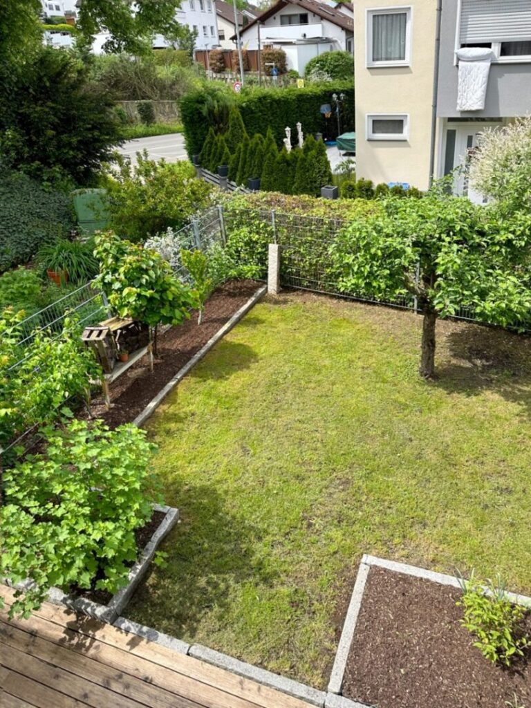 Blick in den Garten vom Balkon