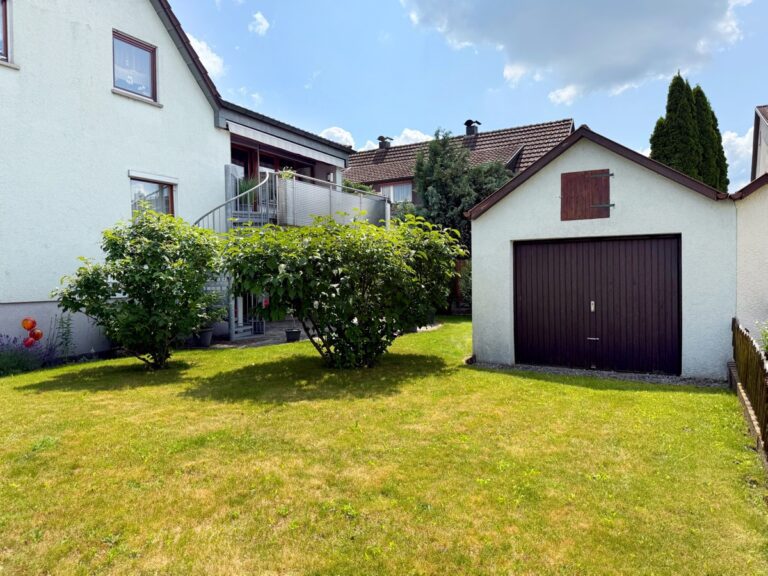 Garten mit Einzelgarage