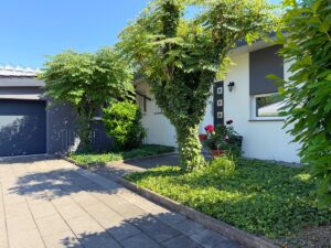 Hauseingang und Garage