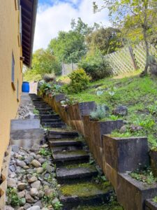 Treppe hinter dem Haus