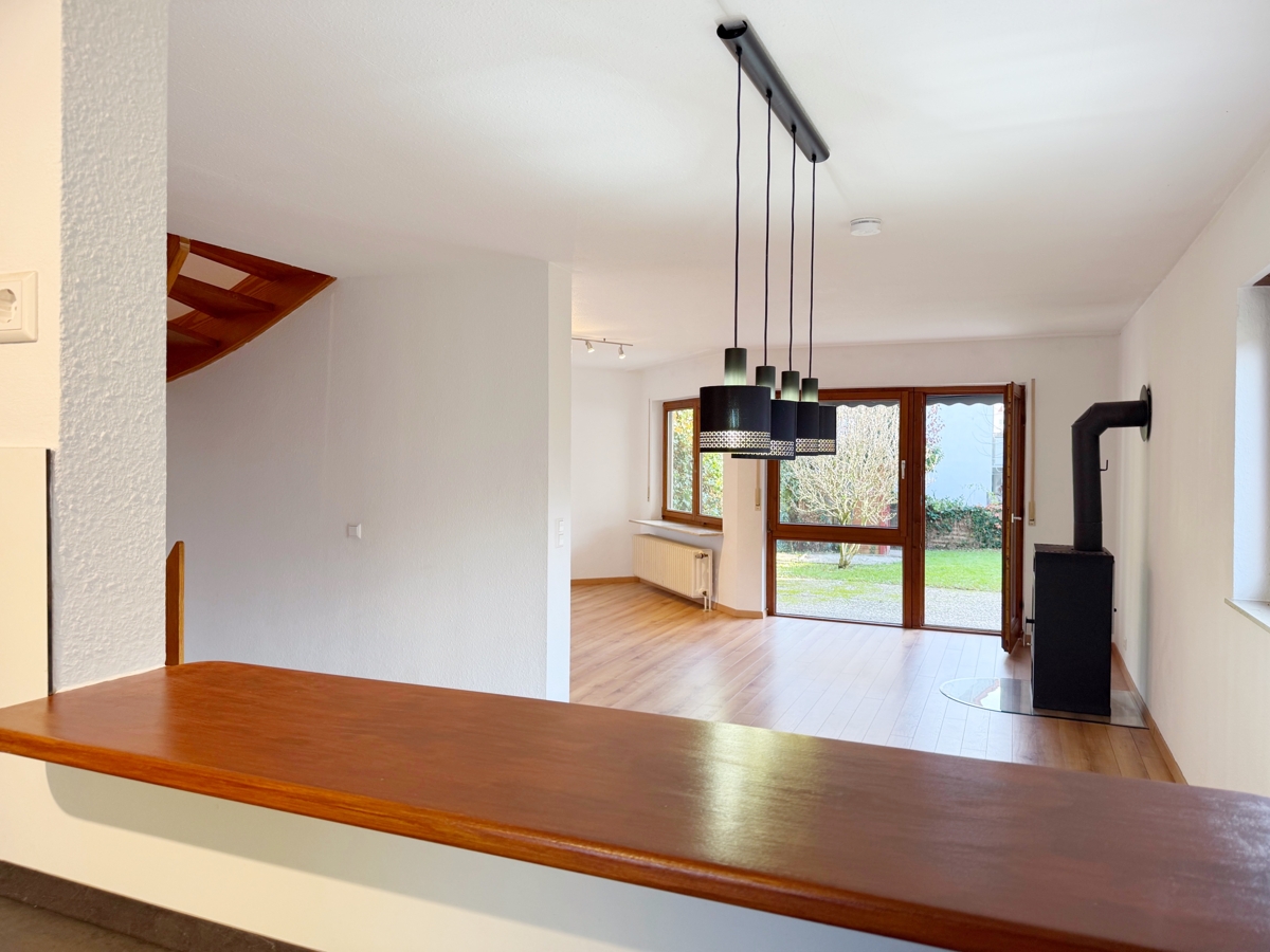 Blick von der Küche in den Wohnbereich