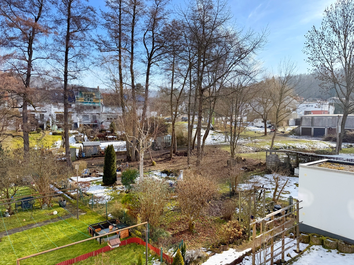 Blick vom Balkon in den Garten