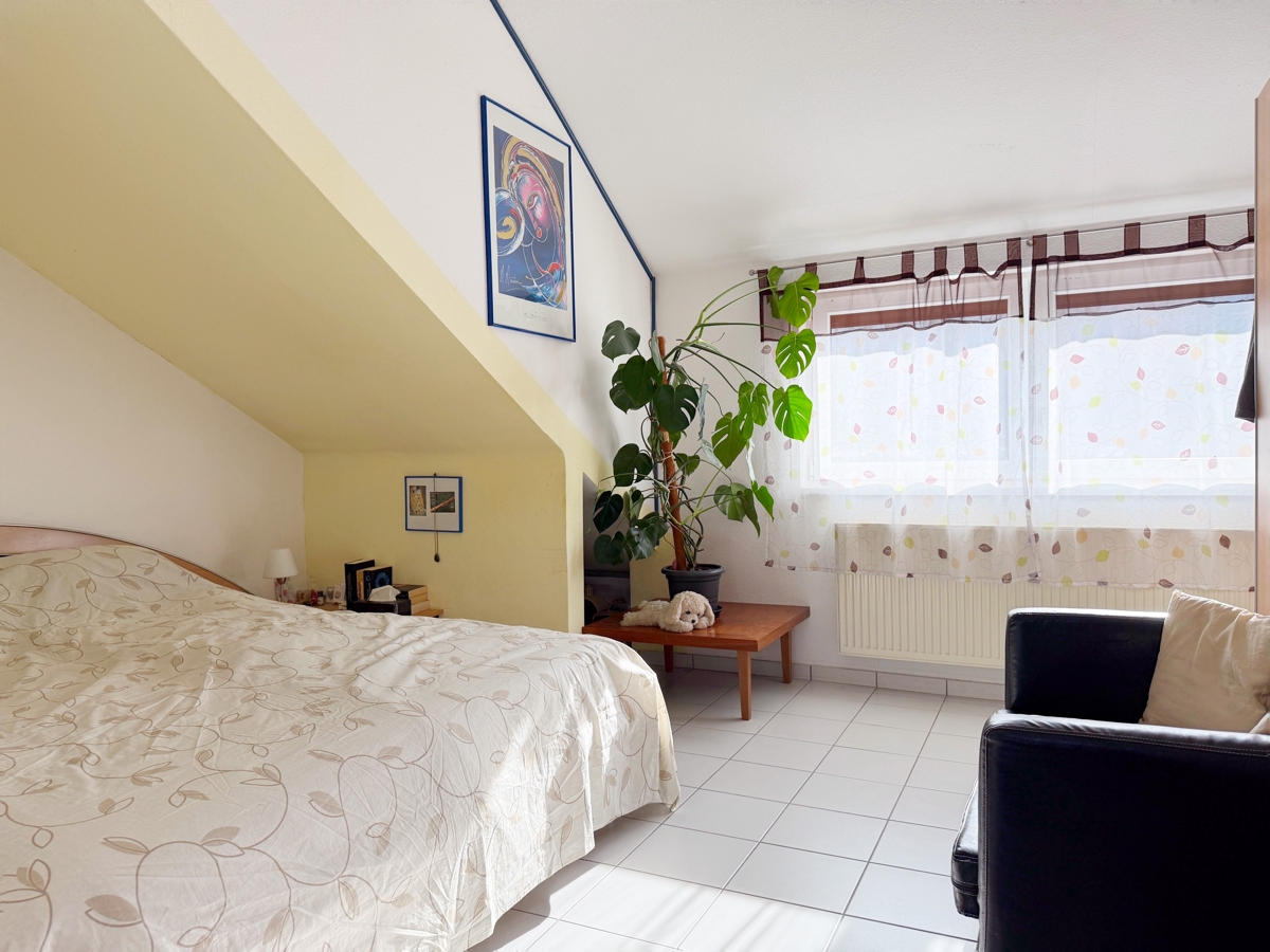 Wohn- und Schlafzimmer im DG