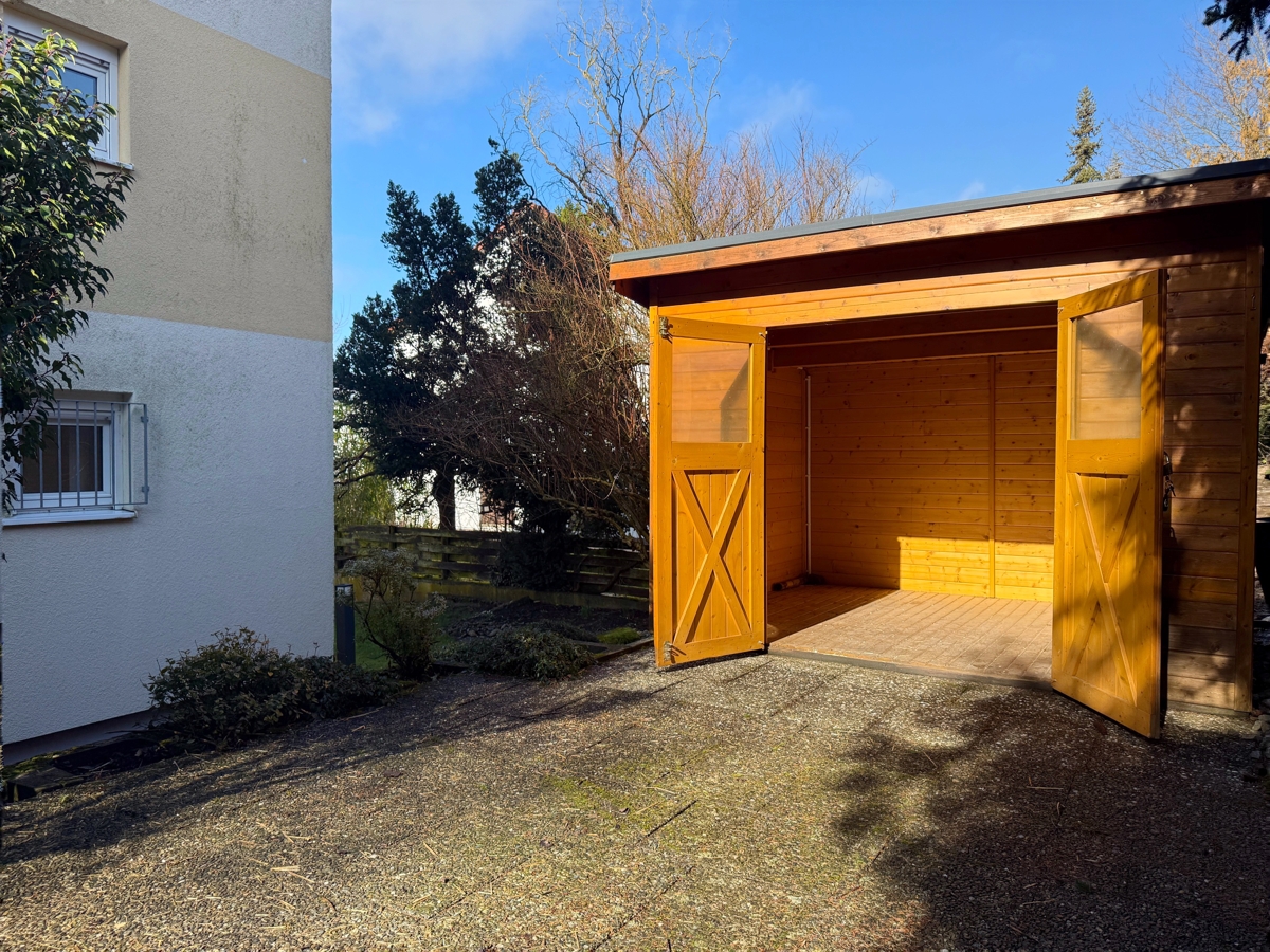 Gartenhütte und Terrasse