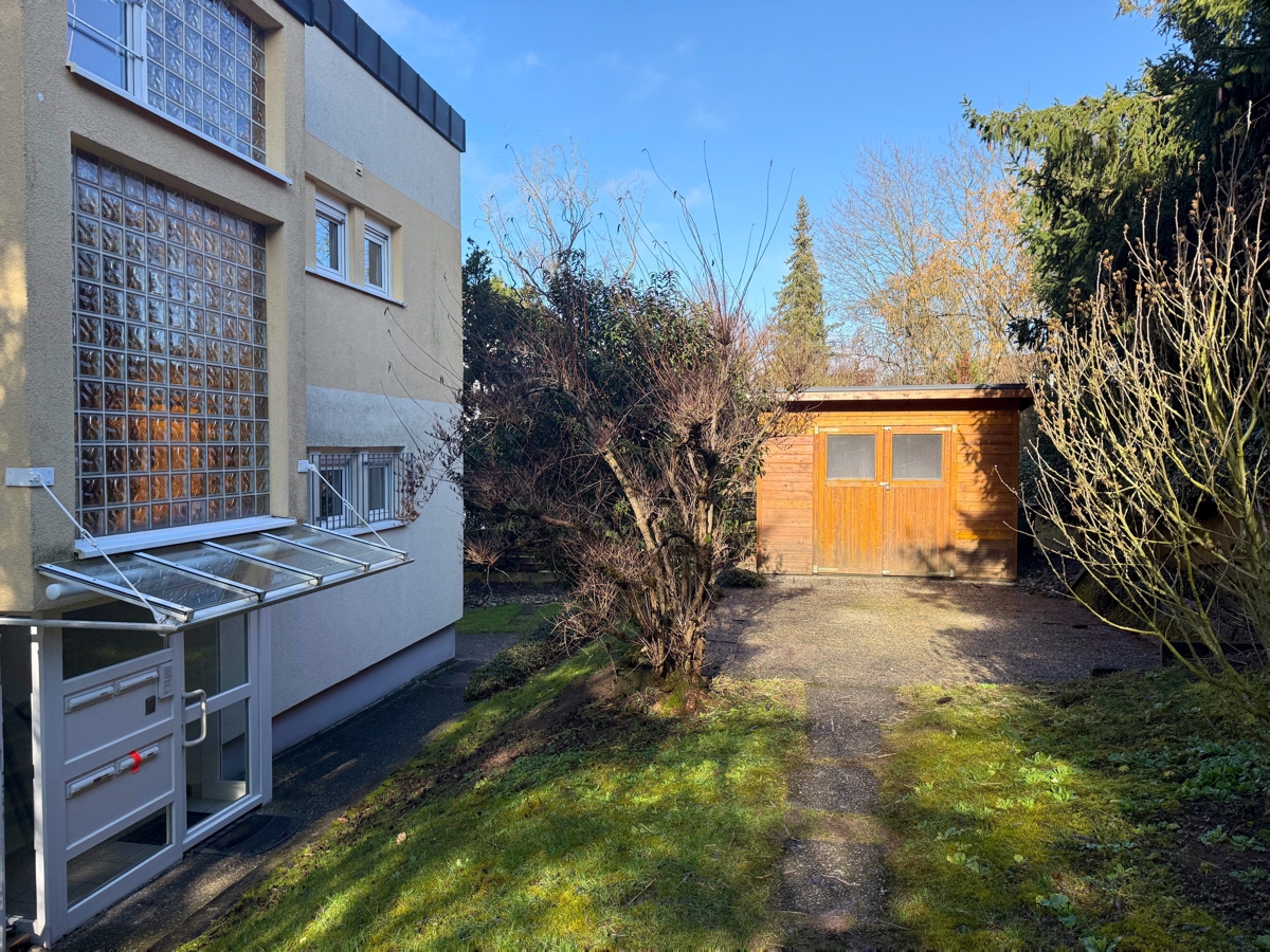 Gartenhütte und Terrasse