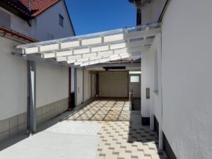Carport mit Garagentor