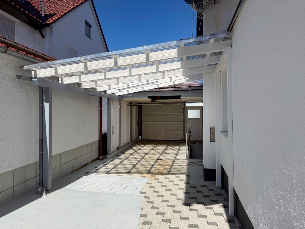 Carport mit Garagentor