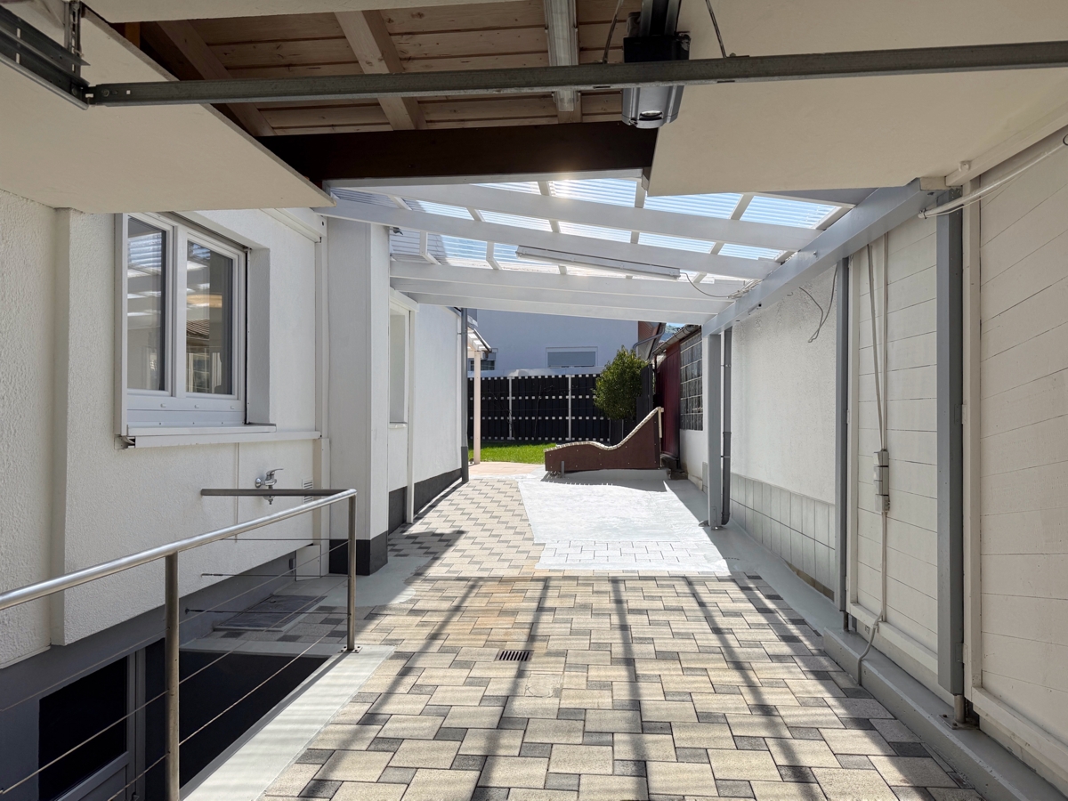 Carport mit Garagentor
