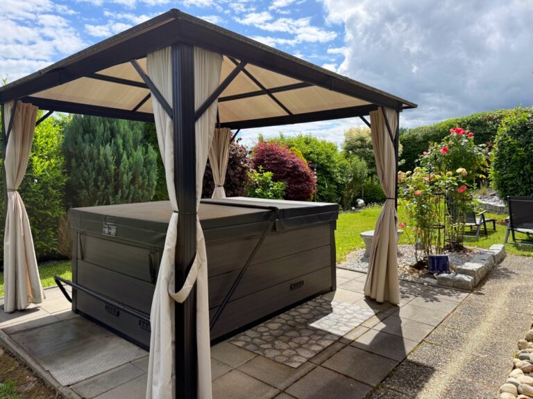 Terrasse mit Pavillon und Jacuzzi