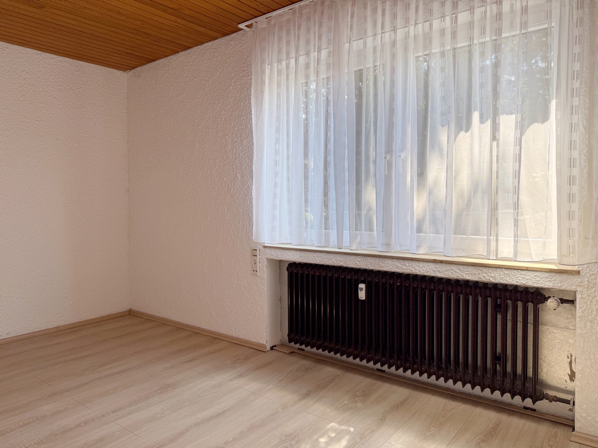 Zimmer EG mit Zugang zum Balkon