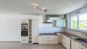 Küche mit Wohn- und Essbereich